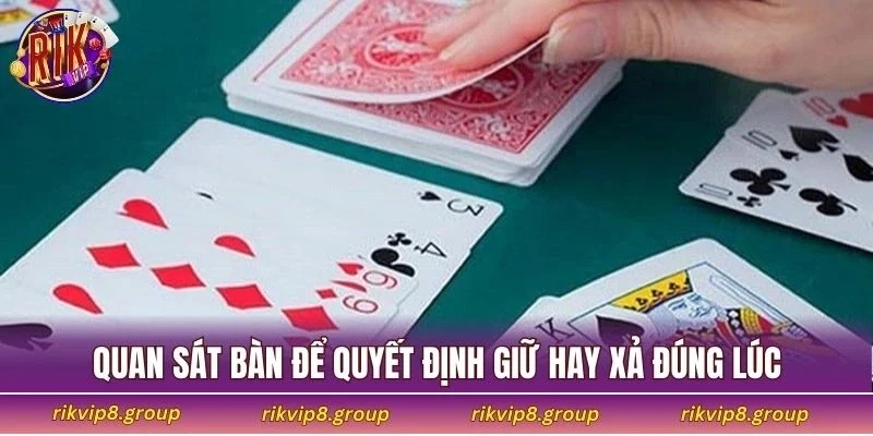 Quan sát bàn để quyết định giữ hay xả đúng lúc